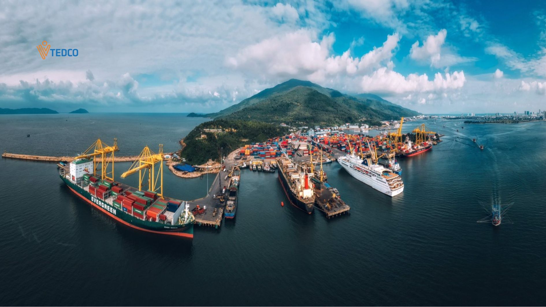 Cảng "xanh" và bài toán chuyển đổi: Khi cuộc chơi không còn là lựa chọn